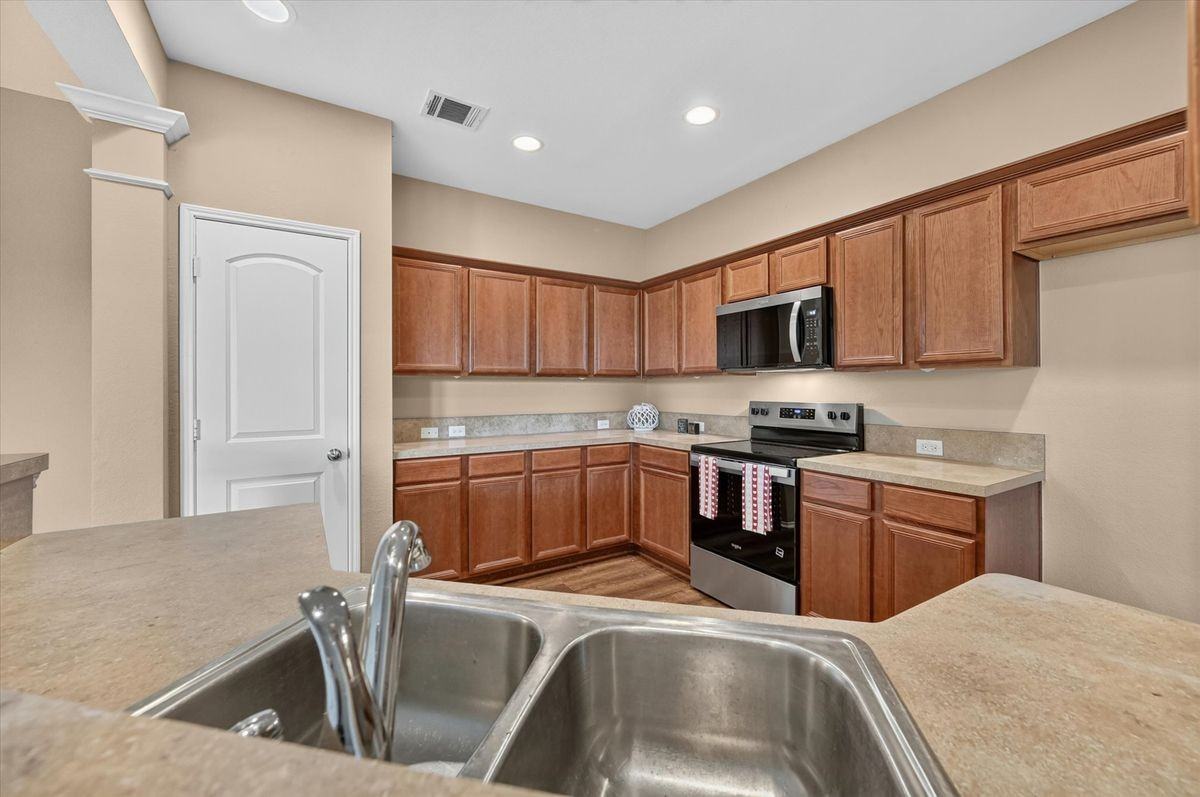 2510 Sedona St - Photo 4 of 26