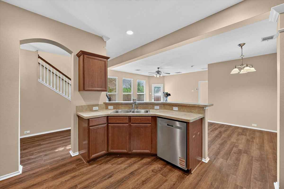 2510 Sedona St - Photo 5 of 26