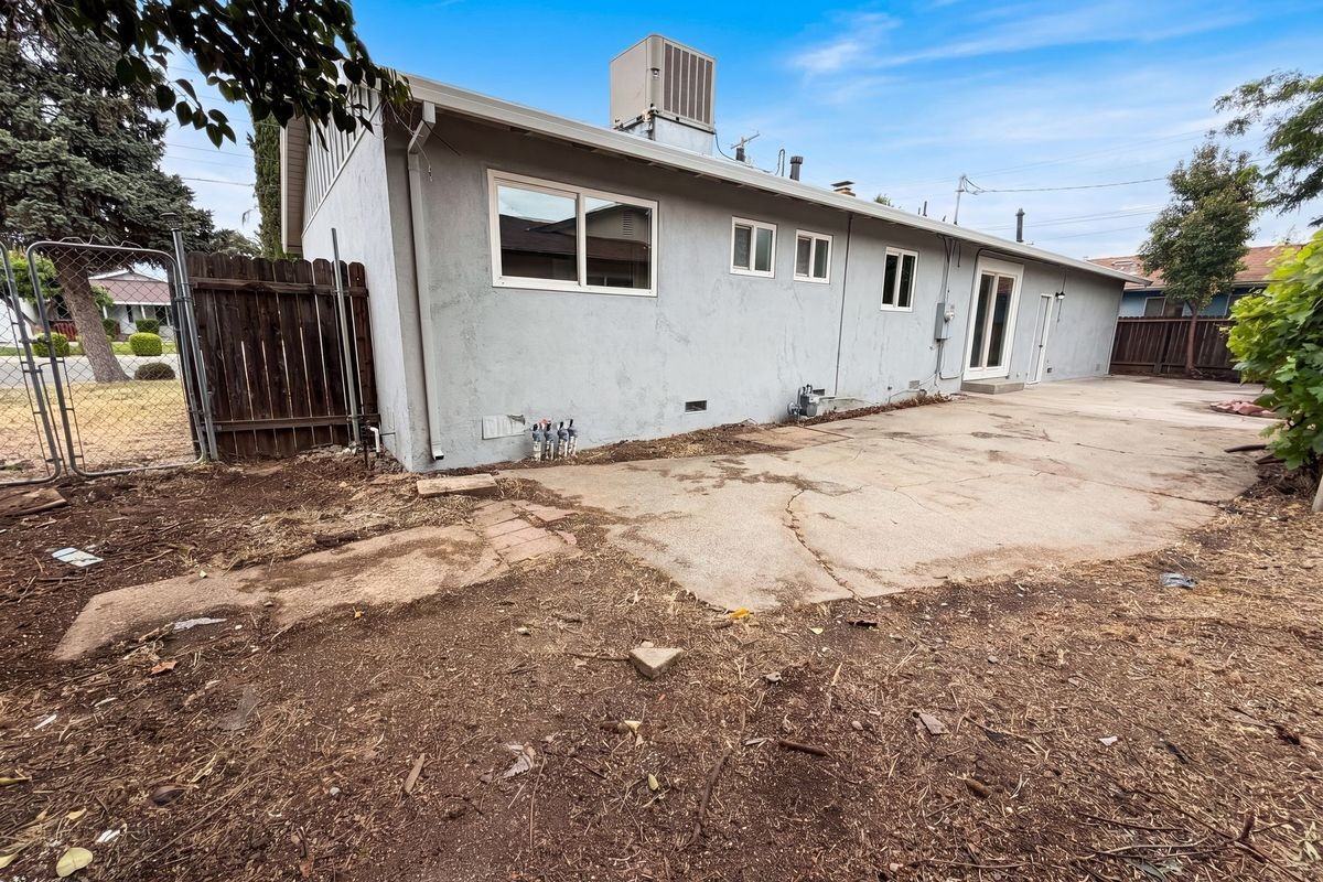 648 Lewis Ave - Photo 4 of 21