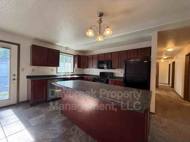 317 16th St S - Photo 3 of 26