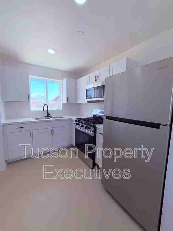 814 N Alvernon Way - Photo 2 of 11