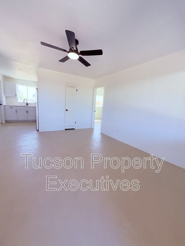 814 N Alvernon Way - Photo 3 of 11
