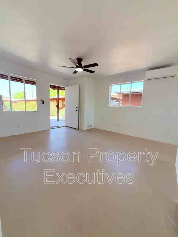 814 N Alvernon Way - Photo 4 of 11