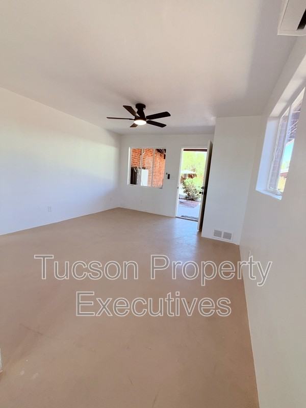 814 N Alvernon Way - Photo 5 of 11