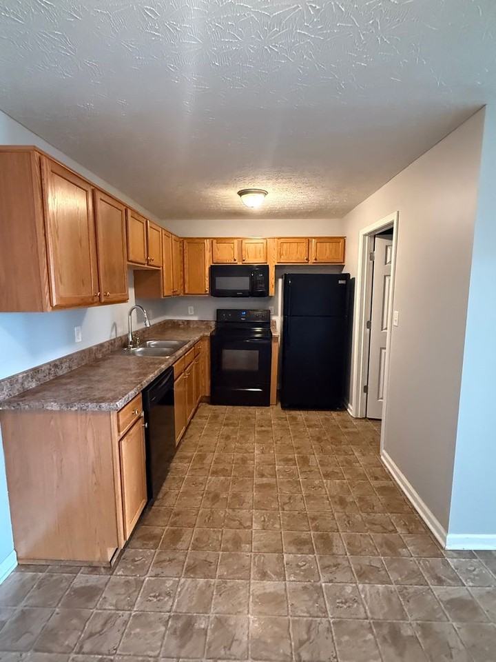 355 Upper Stone Ave - Photo 3 of 12