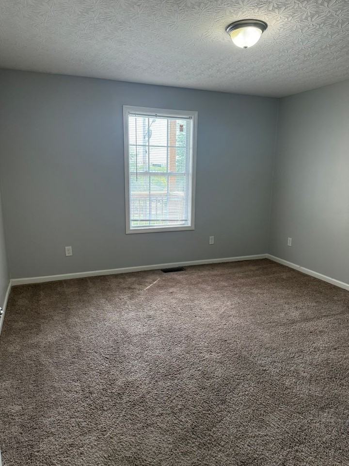 355 Upper Stone Ave - Photo 5 of 12