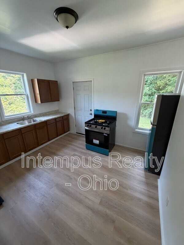 550 W Myrtle Ave - Photo 2 of 8