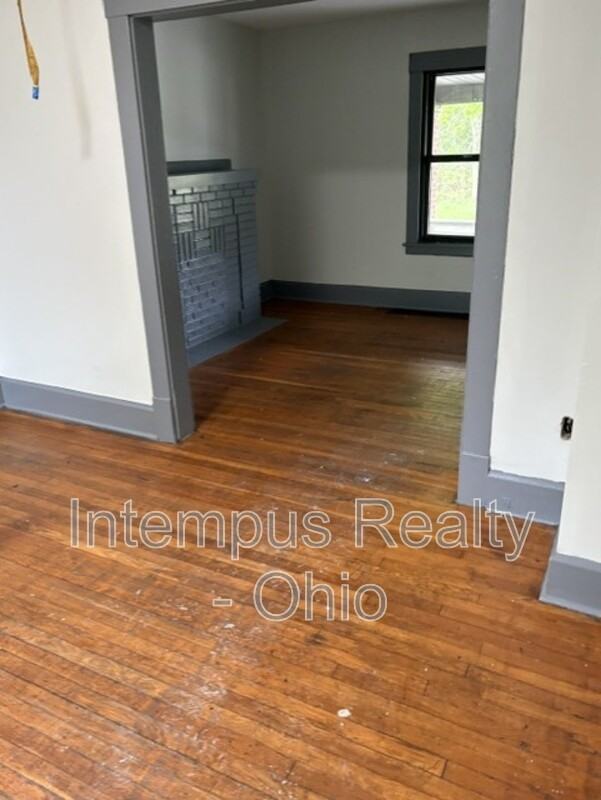 2129 Kensington Ave - Photo 3 of 6
