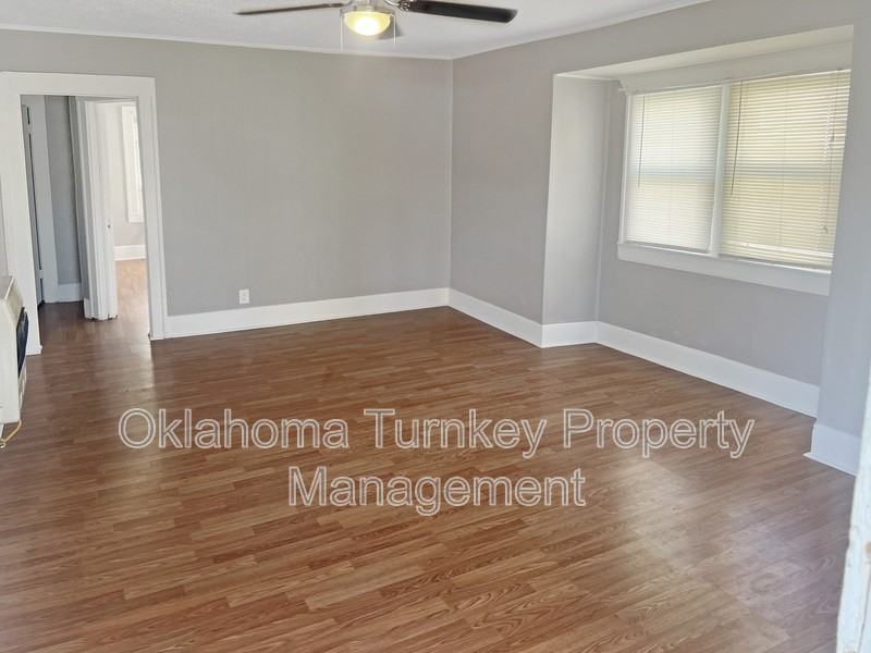 1112 W 4th St - Photo 2 of 11