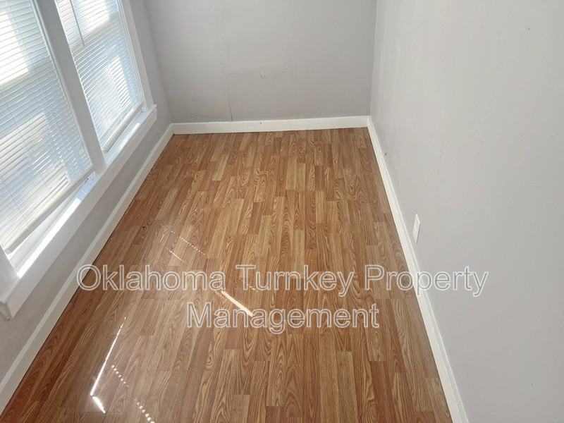 1112 W 4th St - Photo 3 of 11