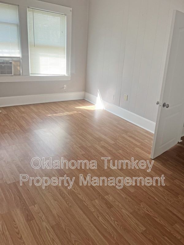 1112 W 4th St - Photo 4 of 11