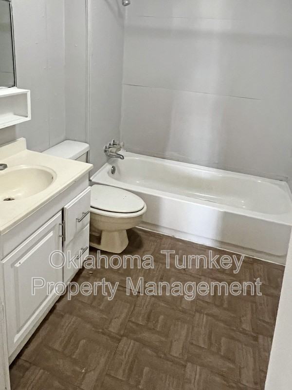 1112 W 4th St - Photo 5 of 11