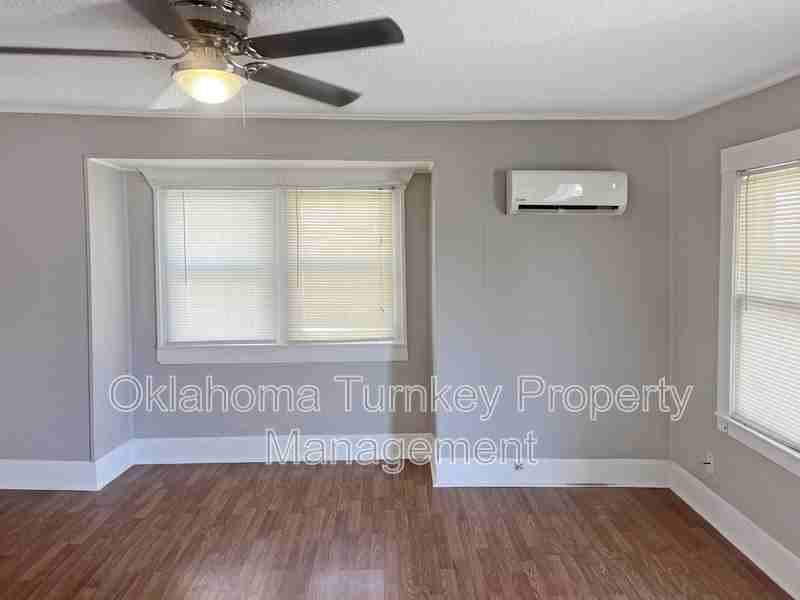 1112 W 4th St - Photo 6 of 11