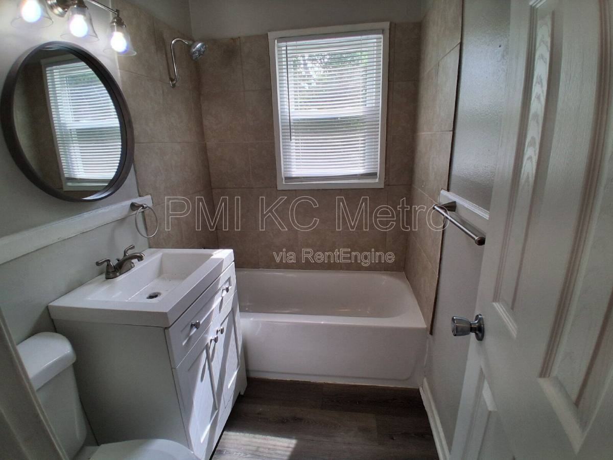 9548 Charlotte St - Photo 3 of 13