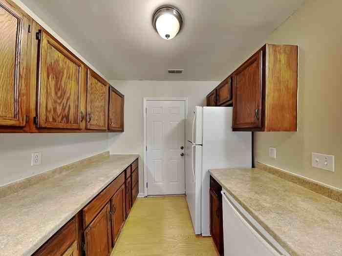6900 Duncroft Ln - Photo 5 of 19
