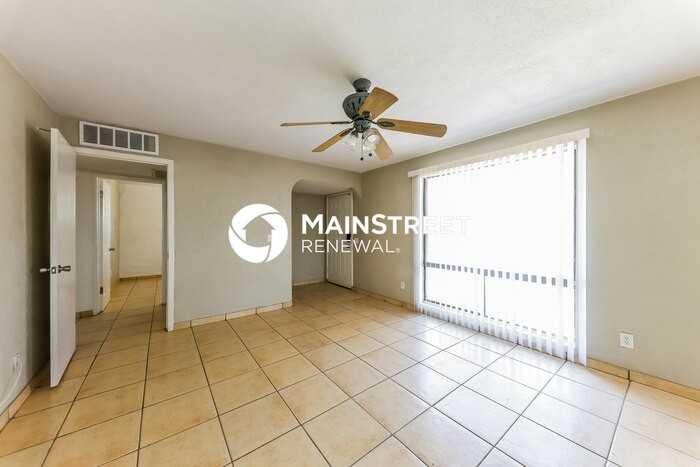 2753 W Lawrence Ln - Photo 4 of 17