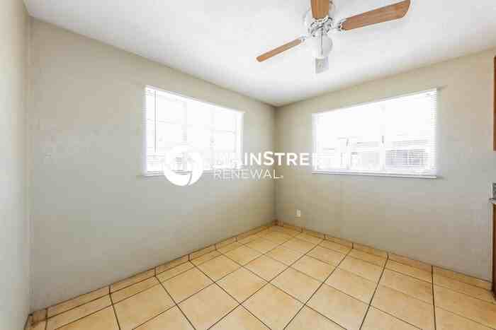 2753 W Lawrence Ln - Photo 5 of 17