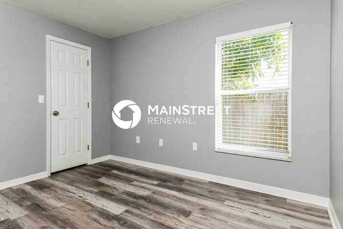 1054 Summer Glen Dr - Photo 3 of 15