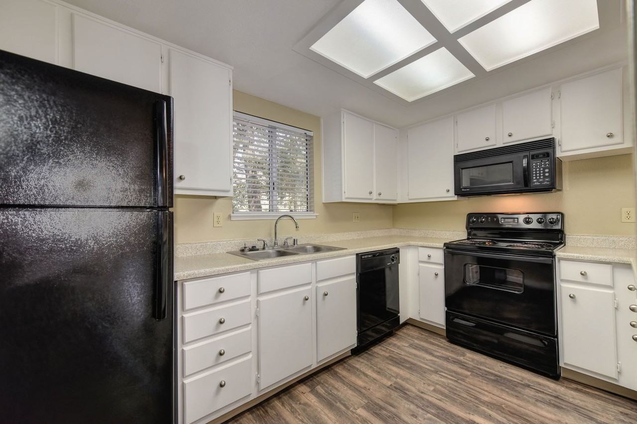 805-Oak Creek Village Apartments - Photo 3 of 21