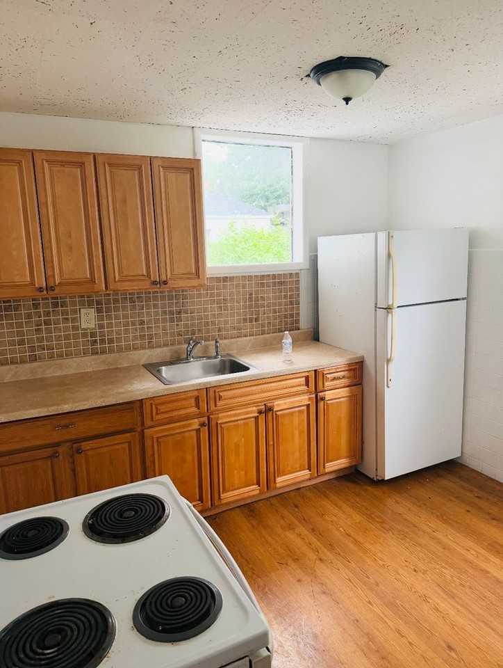 913 Nott St. - Photo 4 of 19