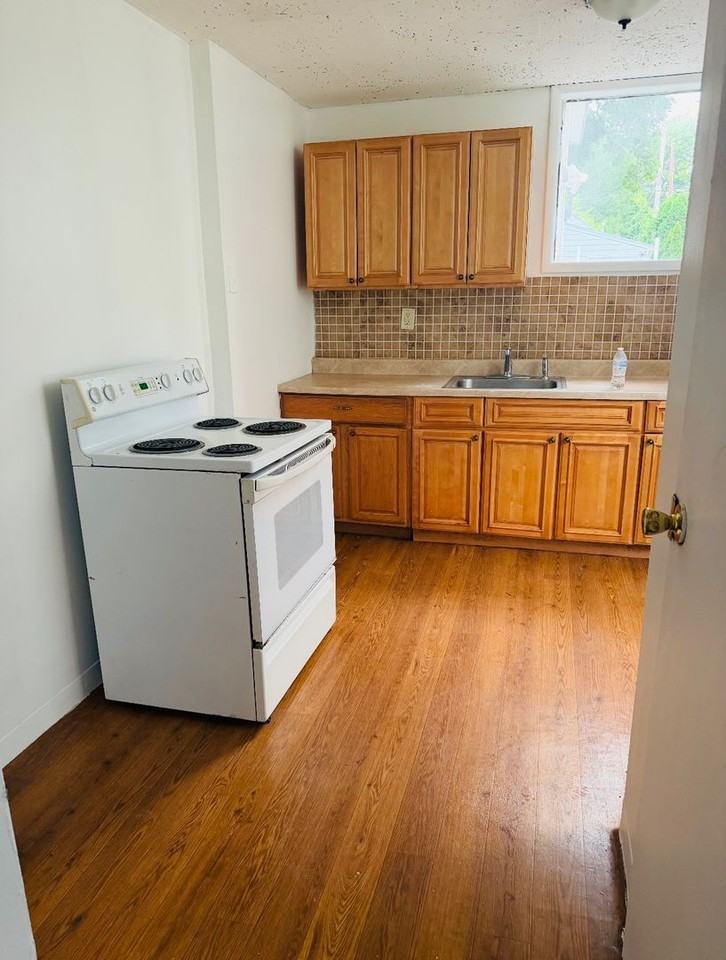 913 Nott St. - Photo 5 of 19