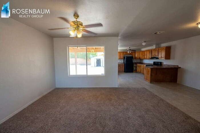 207 E Date St - Photo 2 of 11