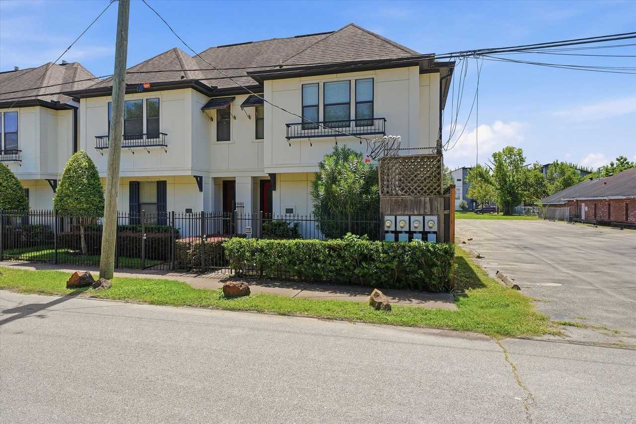 2305 Bastrop St #A - Photo 3 of 35