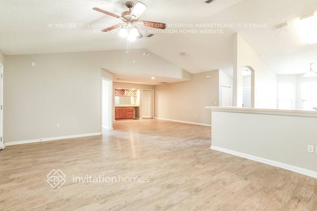 9785 Oxford Station Dr - Photo 4 of 17