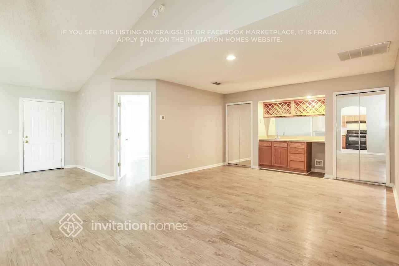 9785 Oxford Station Dr - Photo 7 of 17