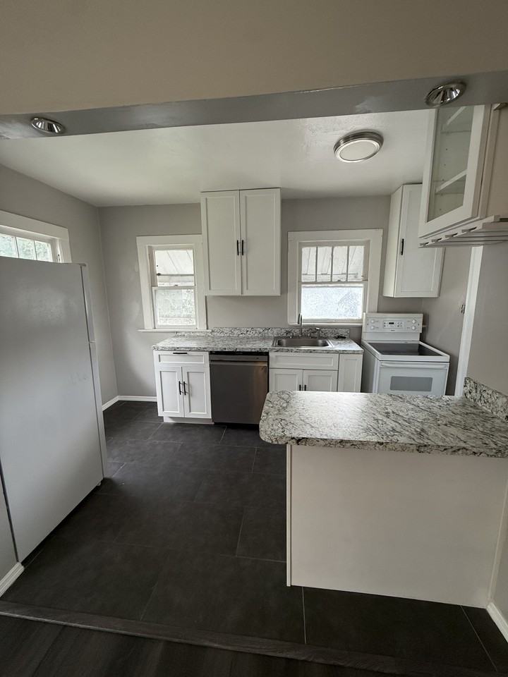 418 Broadway Ave #4 - Photo 4 of 7