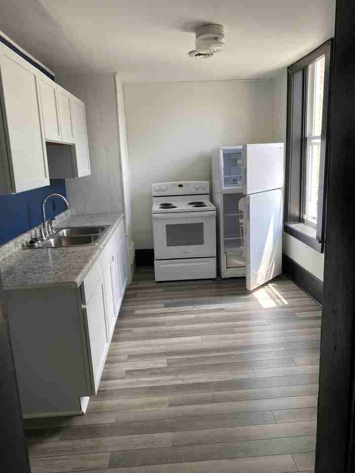 215 1/2 Jefferson St #2 - Photo 2 of 9
