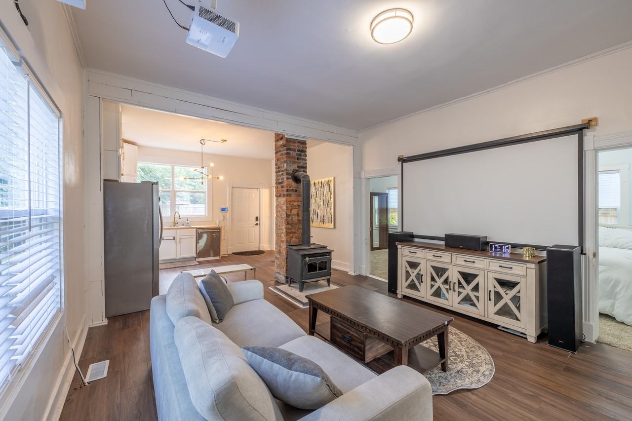 2205 Pleasant St - Photo 4 of 11