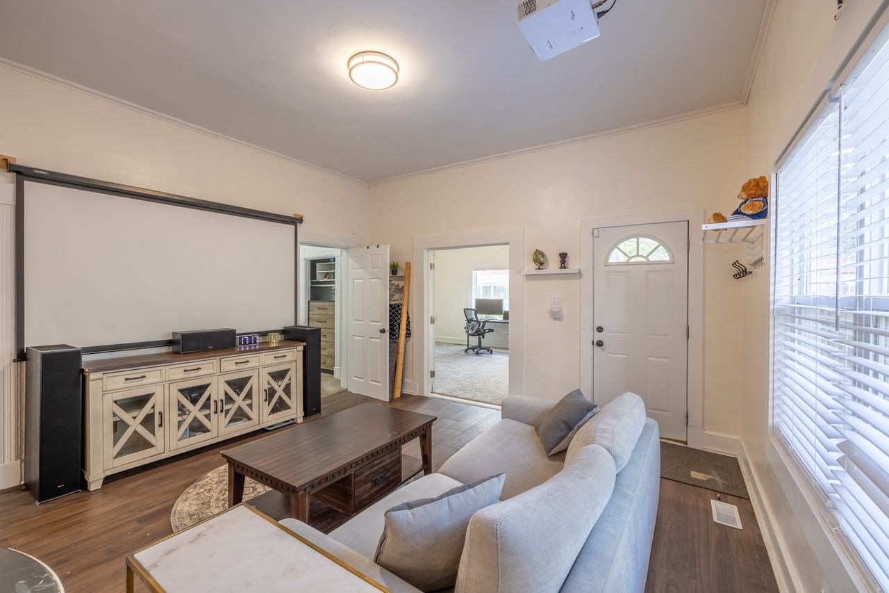2205 Pleasant St - Photo 5 of 11