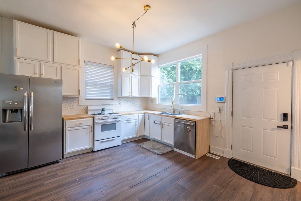 2205 Pleasant St - Photo 6 of 11
