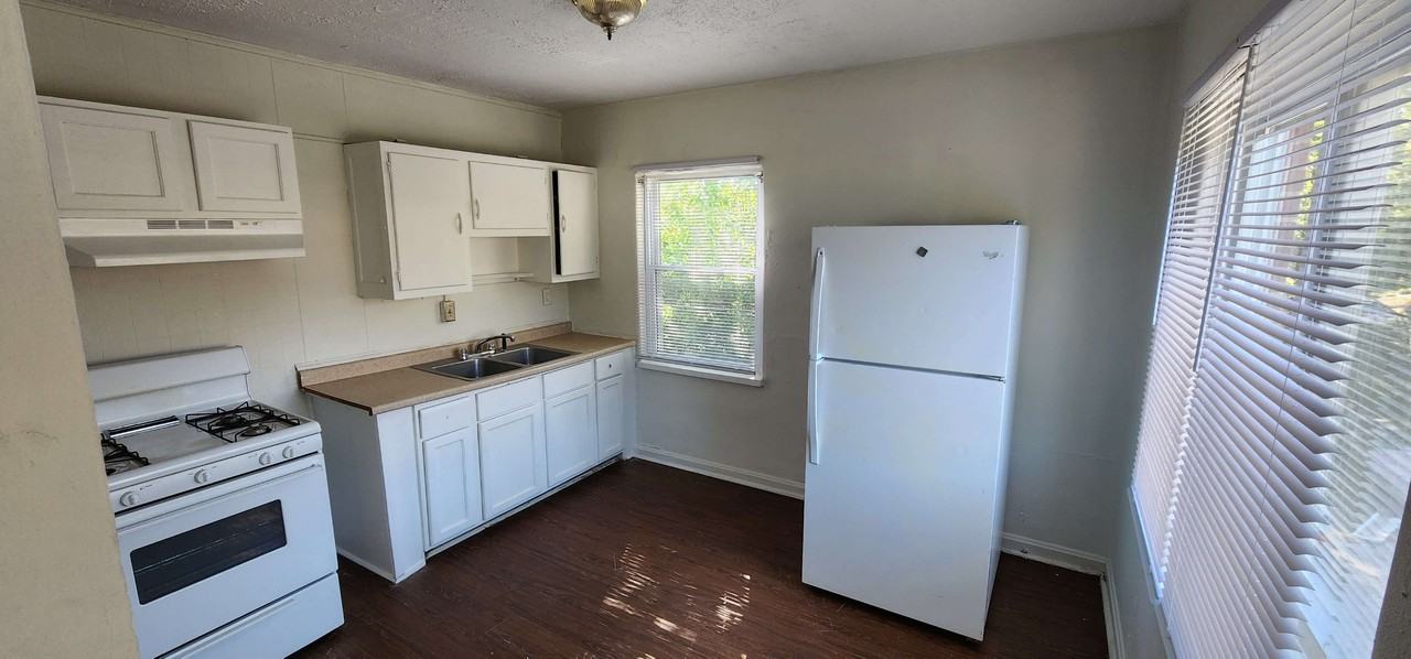 2706 Oxford Ave #4 - Photo 4 of 9