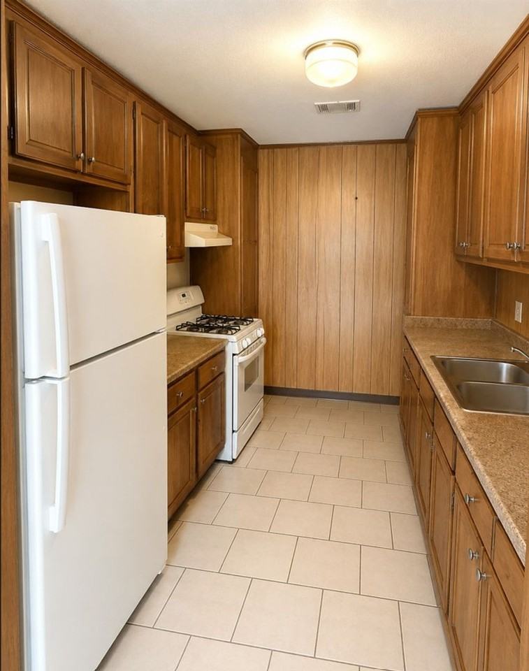 580 Campus St - Photo 2 of 6