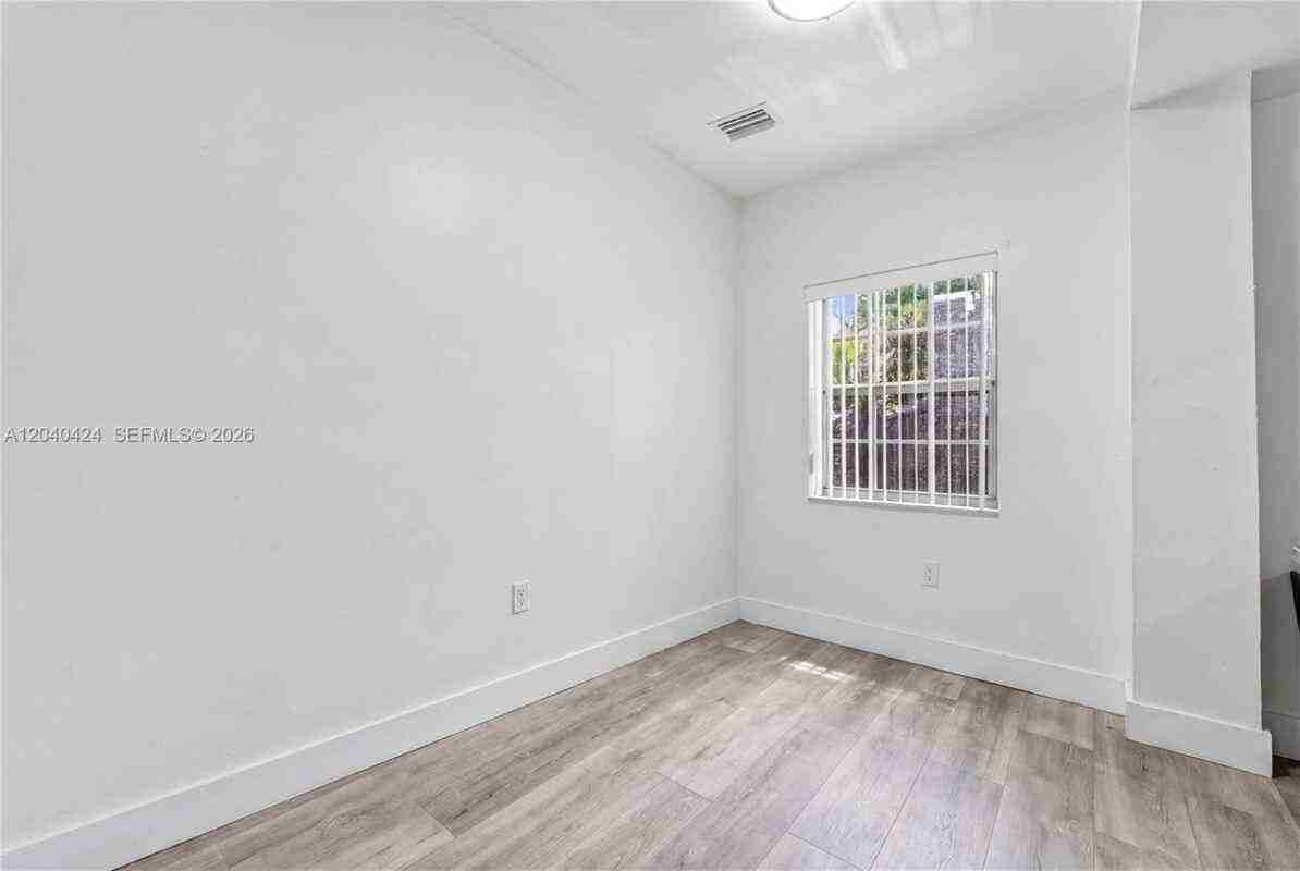 1168 Nw 30th St - Photo 3 of 25