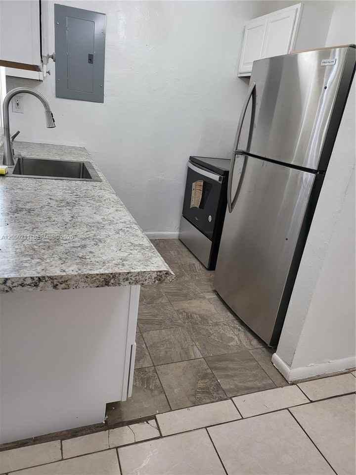 755 Nw 84th St - Photo 3 of 8