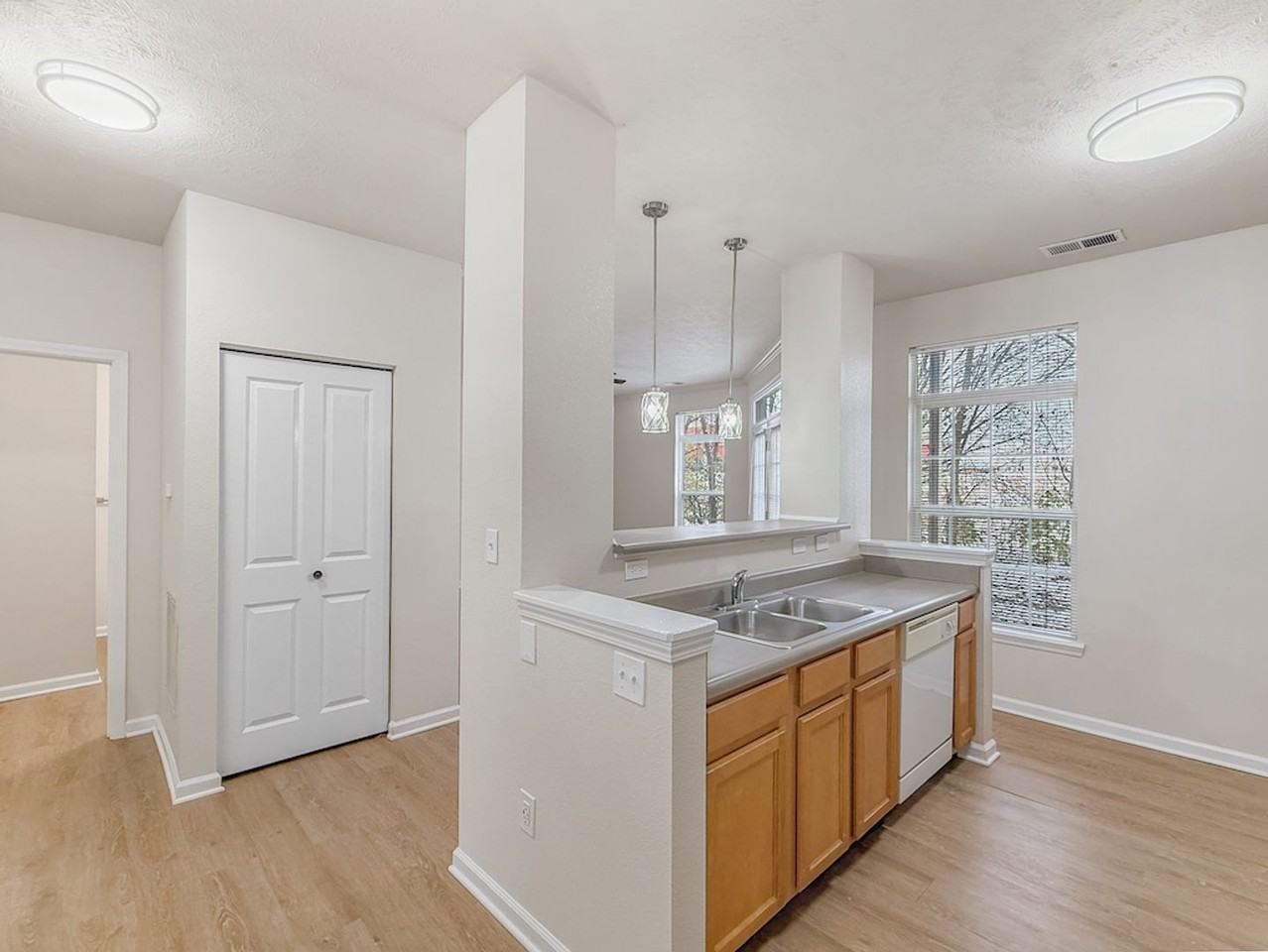 702 Beachfront Dr - Photo 4 of 38