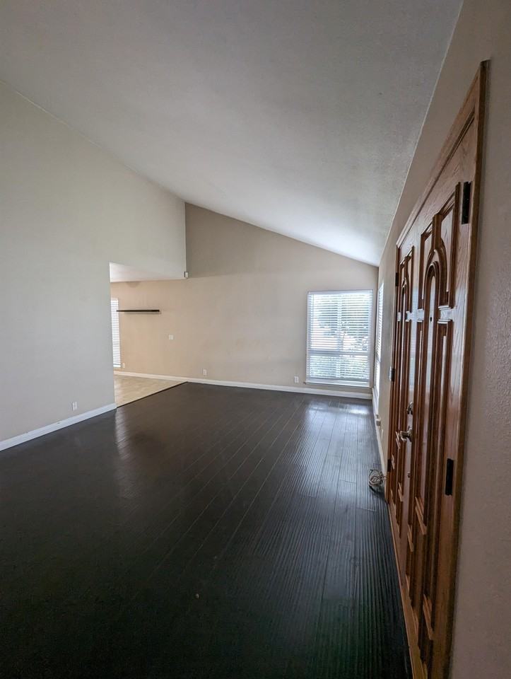 18613 Jeffrey Ave #1 - Photo 3 of 11