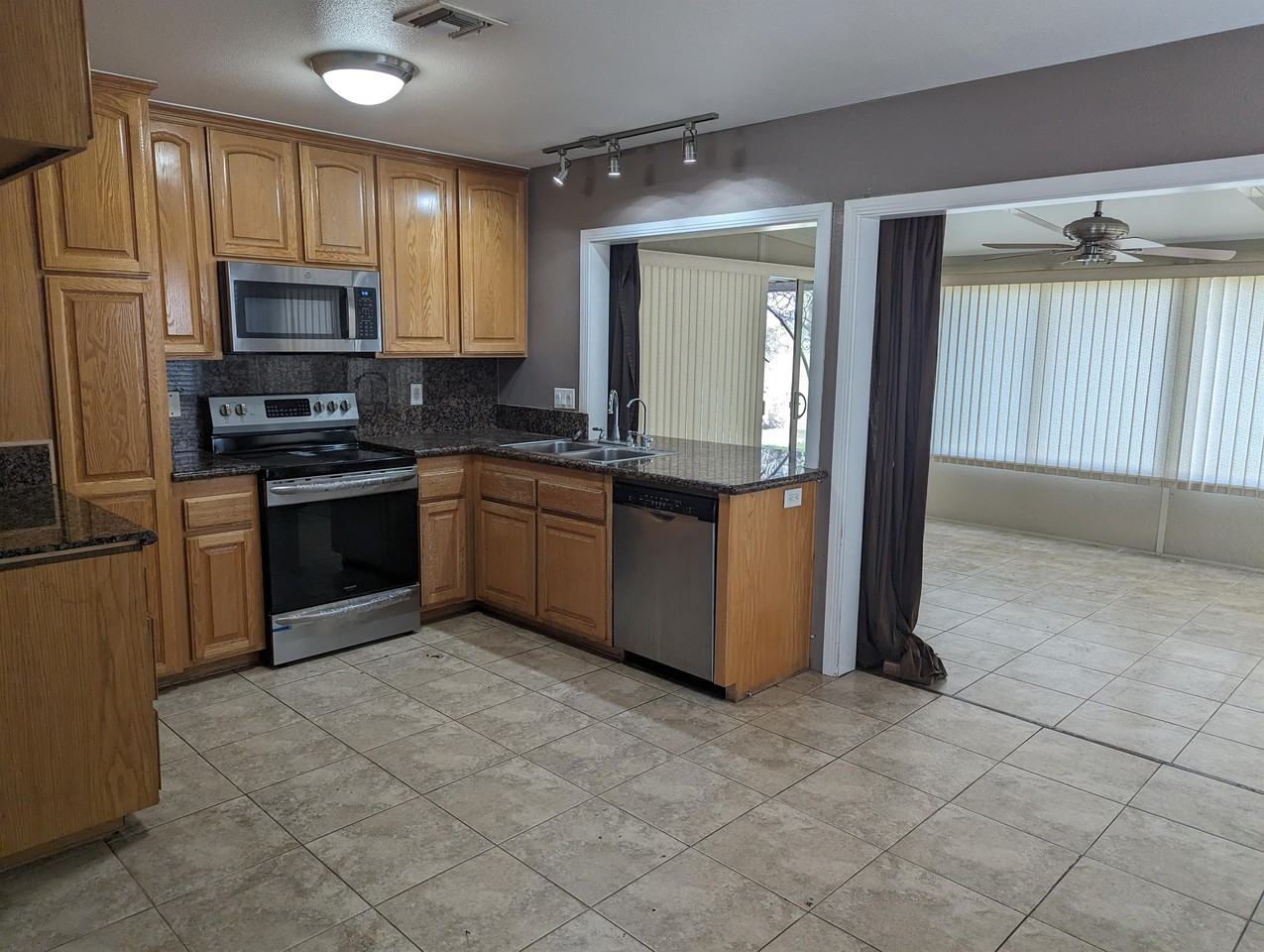 18613 Jeffrey Ave #1 - Photo 4 of 11