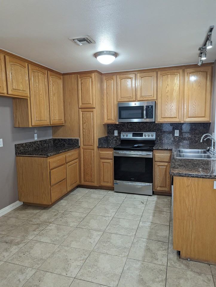 18613 Jeffrey Ave #1 - Photo 5 of 11
