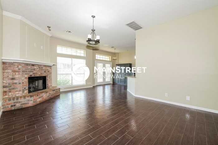 1808 Fairmont Ln - Photo 2 of 18