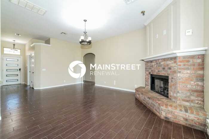 1808 Fairmont Ln - Photo 4 of 18