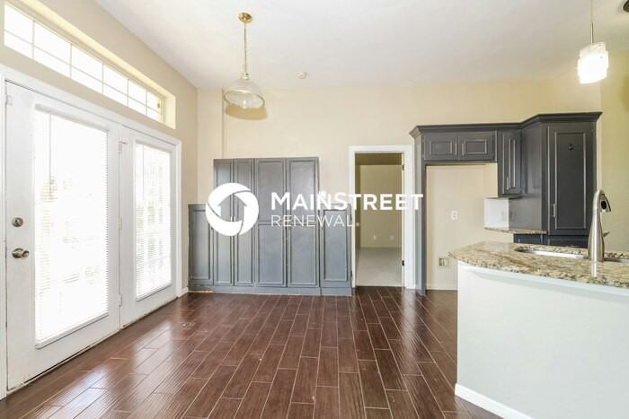 1808 Fairmont Ln - Photo 5 of 18