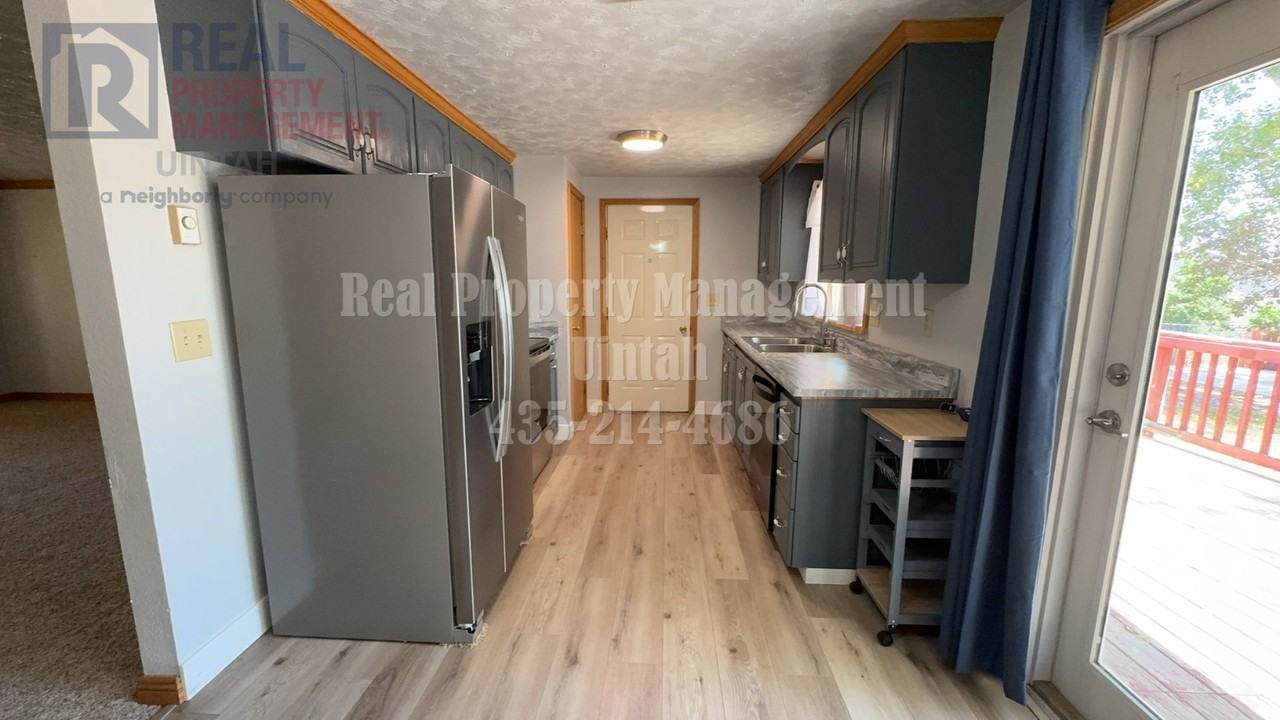 456 S 3130 W - Photo 4 of 26