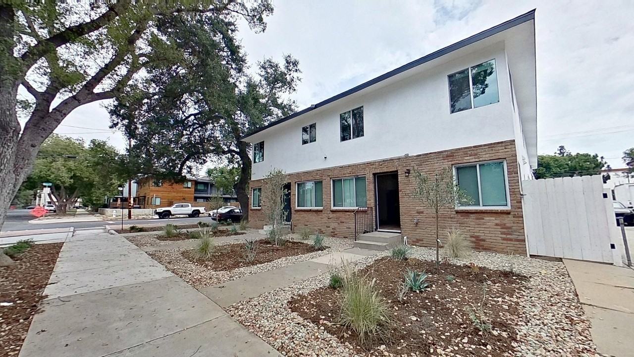 829 N Garfield St - Photo 4 of 45