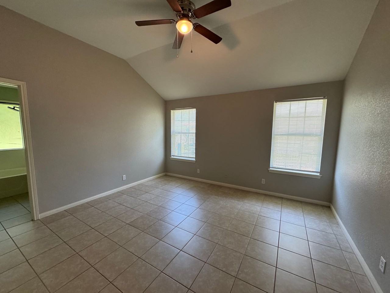 2904 Mildred St - Photo 4 of 10