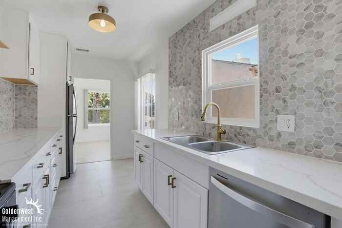 5738 Meade Ave - Photo 3 of 18