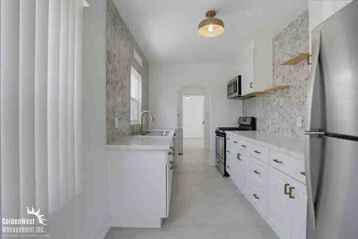 5738 Meade Ave - Photo 4 of 18